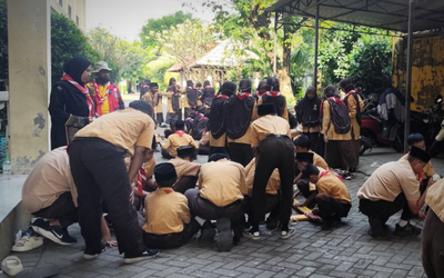 Latih Keterampilan dan Kerja Sama Anggota Pramuka SMP TIA melalui kegiatan Pionering Tali Temali