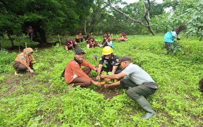 Pramuka SMPTIA Belajar Cinta Hutan di Pantai Tampora